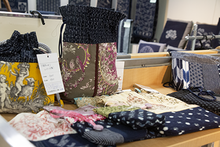 画像をギャラリービューアに読み込む, 巾着(コードン) 久留米絣とフランスの生地トワルド・ジュイとのコラボ